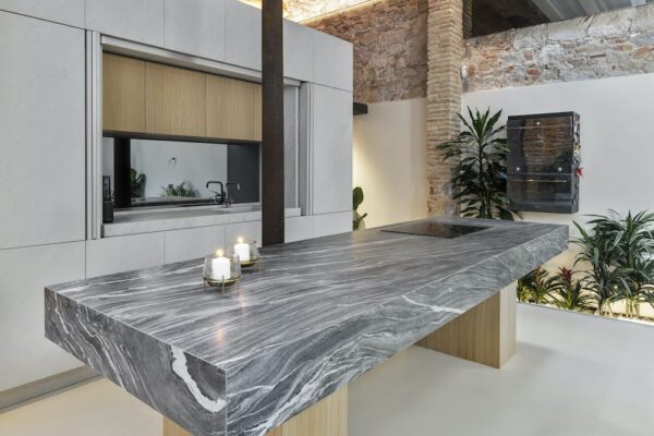 Mar_del_plata-spiek-kwarcowy-szary-z-falą-organiczny-kamień-na-blaty-ściany-płynny-wzór-naturalne-aranzacje-n-sphere-centrum-spiekow-kwarcowych-kamieni-n-sphere-04