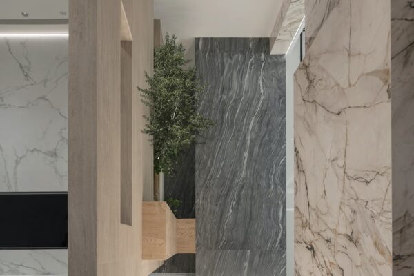 Mar_del_plata-spiek-kwarcowy-szary-z-falą-organiczny-kamień-na-blaty-ściany-płynny-wzór-naturalne-aranzacje-n-sphere-centrum-spiekow-kwarcowych-kamieni-n-sphere-06