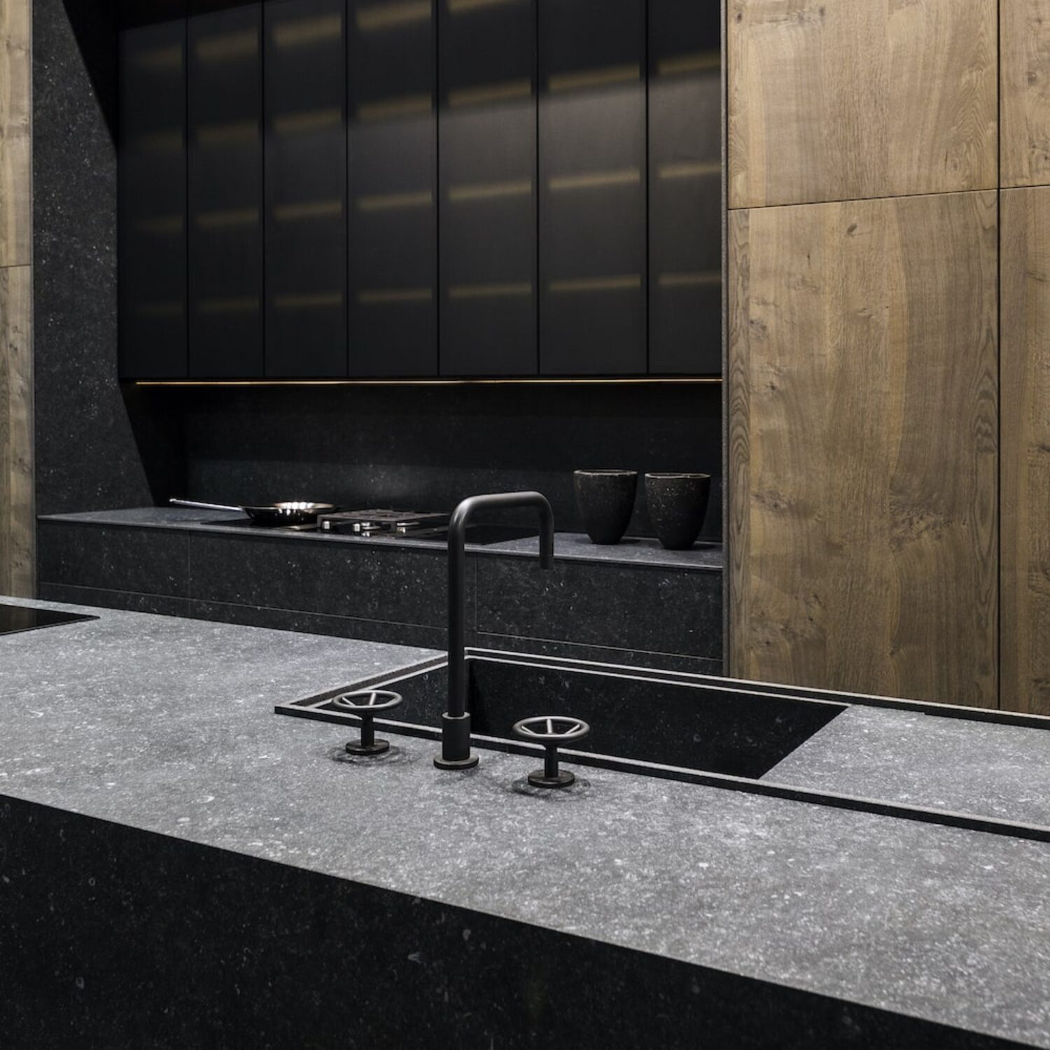 Pierre_Bleue_czarny-spiek-kwarcowy-głęboki-czarny-minimalistyczny-nowoczesny-kamień-na-blaty-ściany-do-eleganckich-wnętrz-n-sphere-Centrum-Spiekow-zywiec-01