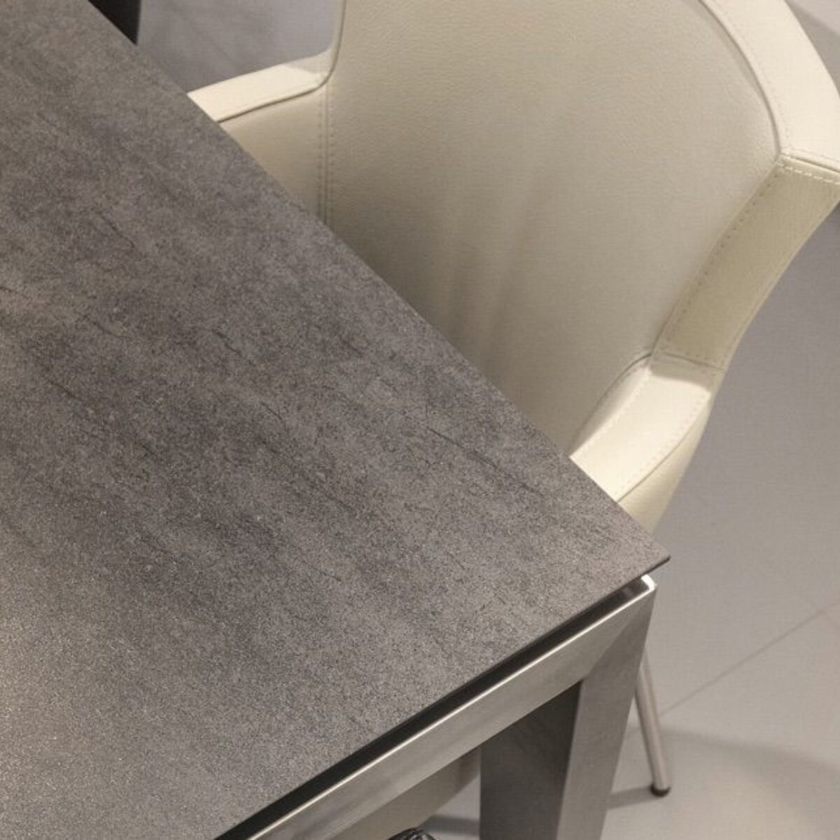 STOLY_ZE_SPIEKOW__KONGLOMERATU_meble_spieki_konglomerat_kwarcowe_n_sphere_polska (3)