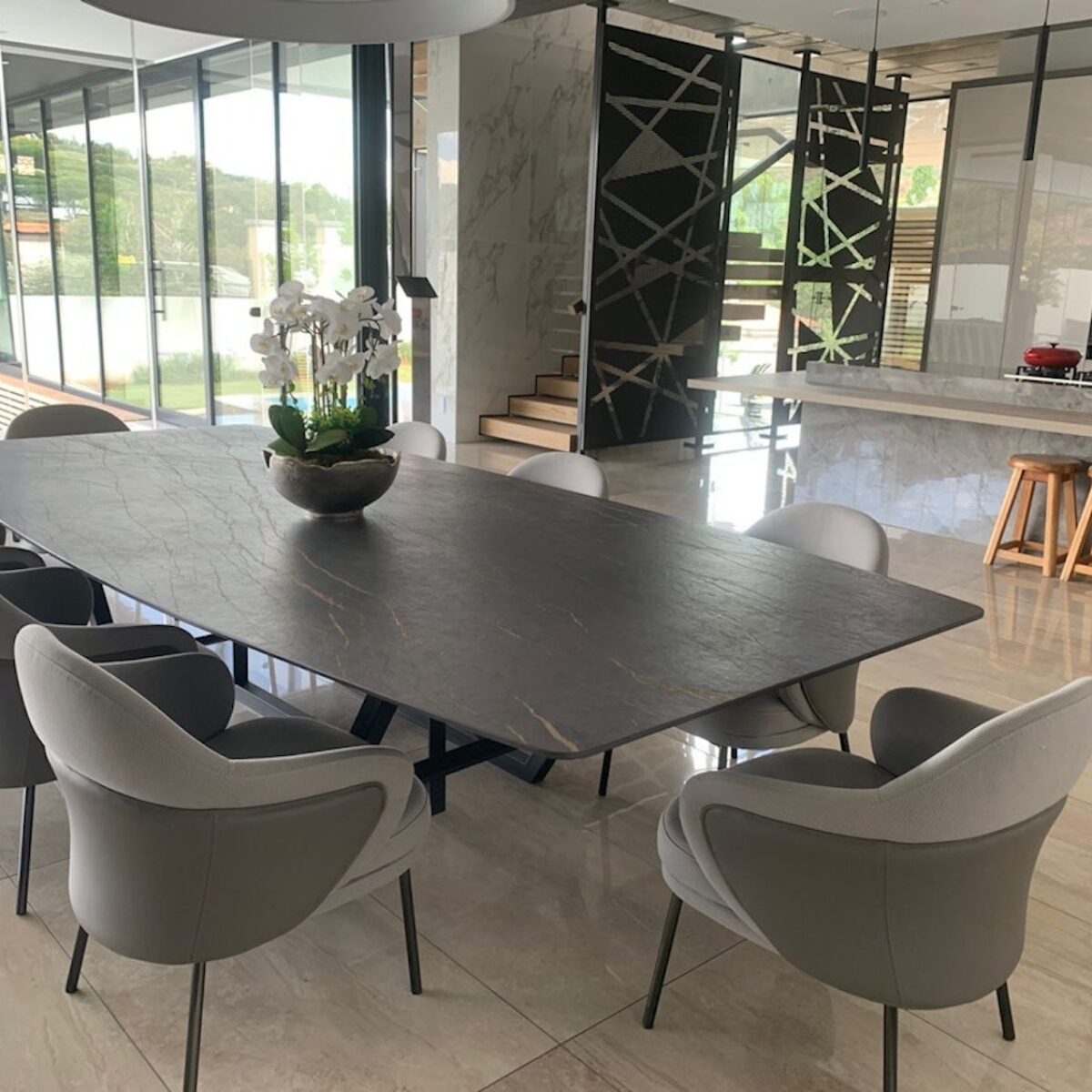 Stoly-jadalniane-na-zamowienie-z-blatami-ze-spiekow-kamienia-kamiennymi-konhlomeratu-04-min