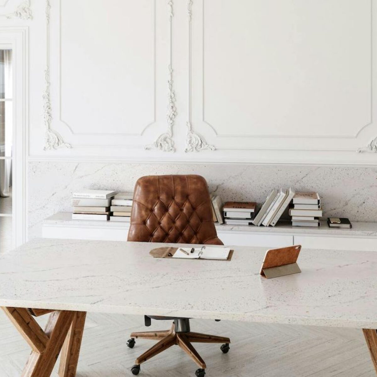 Stoly-jadalniane-na-zamowienie-z-blatami-ze-spiekow-kamienia-kamiennymi-konhlomeratu-06-min