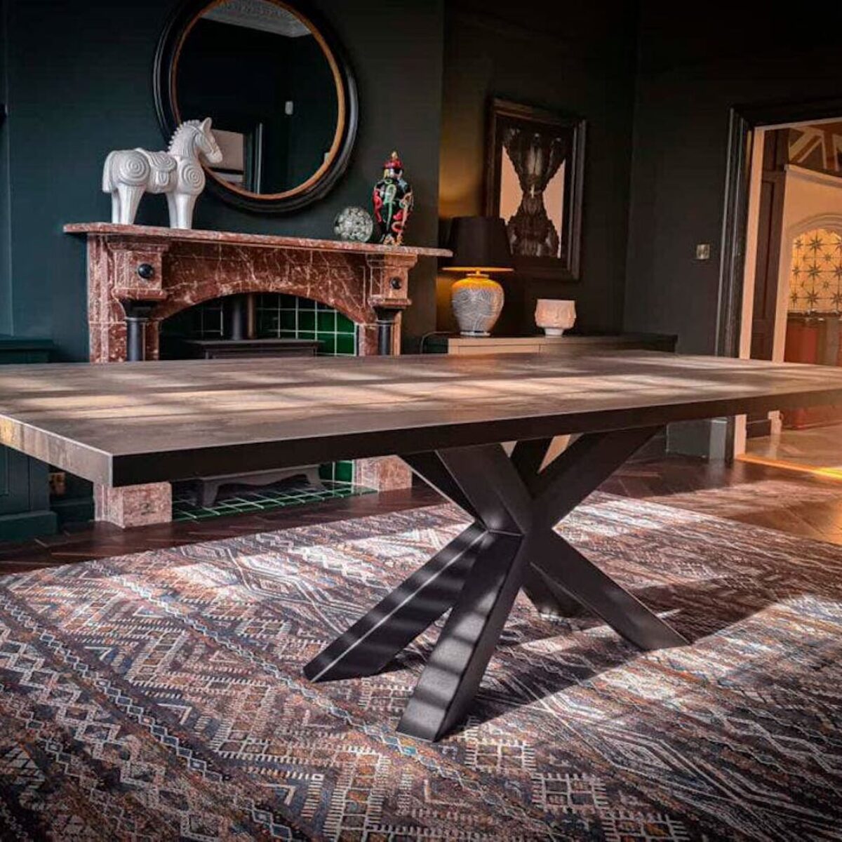 Stoly-jadalniane-na-zamowienie-z-blatami-ze-spiekow-kamienia-kamiennymi-konhlomeratu-10-min