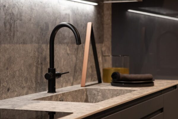 jasny-spiek-kwarcowy-betonowy-surowy-beton-architektoniczny-na-blaty-ściany-loft-industrialny-styl-n-sphere-centrum-spiekow-zywiec-neolith-01