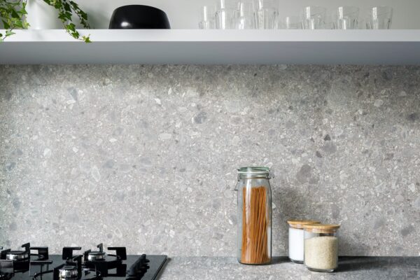 jasny-spiek-kwarcowy-betonowy-surowy-beton-architektoniczny-na-blaty-ściany-loft-industrialny-styl-n-sphere-centrum-spiekow-zywiec-neolith-03