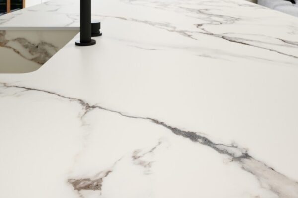 spiek-kwarcowy-biały-marmur-szare-żyły-minimalistyczny-klasyczny-calacata-vaglie_blat-kuchenny-blaty-ze-spiekow-spieki-01-min