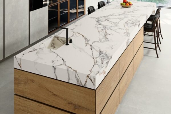 spiek-kwarcowy-biały-marmur-szare-żyły-minimalistyczny-klasyczny-calacata-vaglie_vertical_web-min