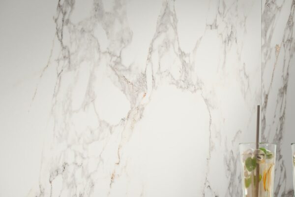 spiek-kwarcowy-biały-marmur-szare-żyły-minimalistyczny-klasyczny-coverlam-calacata-vaglie_web-min