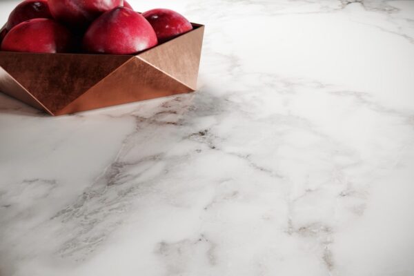 spiek-kwarcowy-biały-marmur-szare-żyły-minimalistyczny-klasyczny-detal-01-min