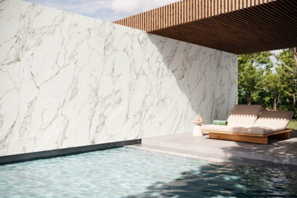 spiek-kwarcowy-biały-marmur-szare-żyły-minimalistyczny-klasyczny-elewacje-ze-spiekow-spieki-wielkoformatowe-okladziny-min