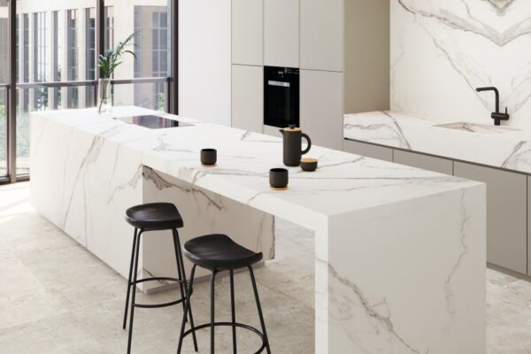 spiek-kwarcowy-bialy-szare-zylowania-minimalistyczny-spieki-estatuario-01-min spiek-kwarcowy-bialy-szare-zylowania-minimalistyczny-spieki-estatuario-01-min