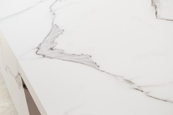 spiek-kwarcowy-bialy-szare-zylowania-minimalistyczny-spieki-estatuario-04-min spiek-kwarcowy-bialy-szare-zylowania-minimalistyczny-spieki-estatuario-04-min