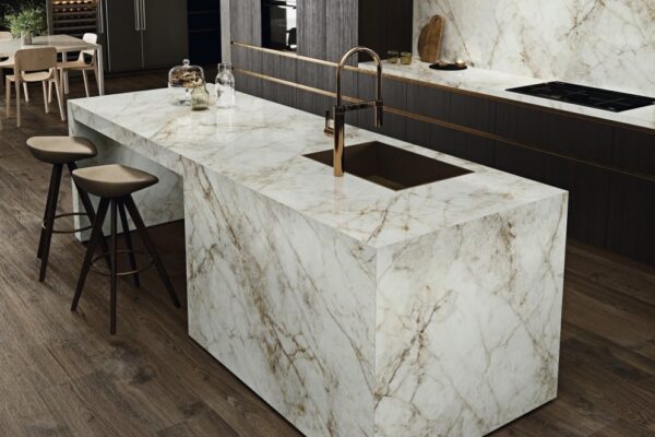 spiek-kwarcowy-bialy-zloty-zylowany-marmuropodobny-cuarzo-reno-coverlam-n-sphere-centrum-spiekow-kwarcowych-slask-malopolska-03-min