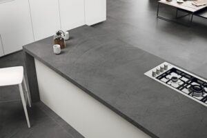 titan-antracita-spiek-kwarcowy-ciemnoszary-kamienny-wyglad-industrialny-styl-blaty-sciany-01