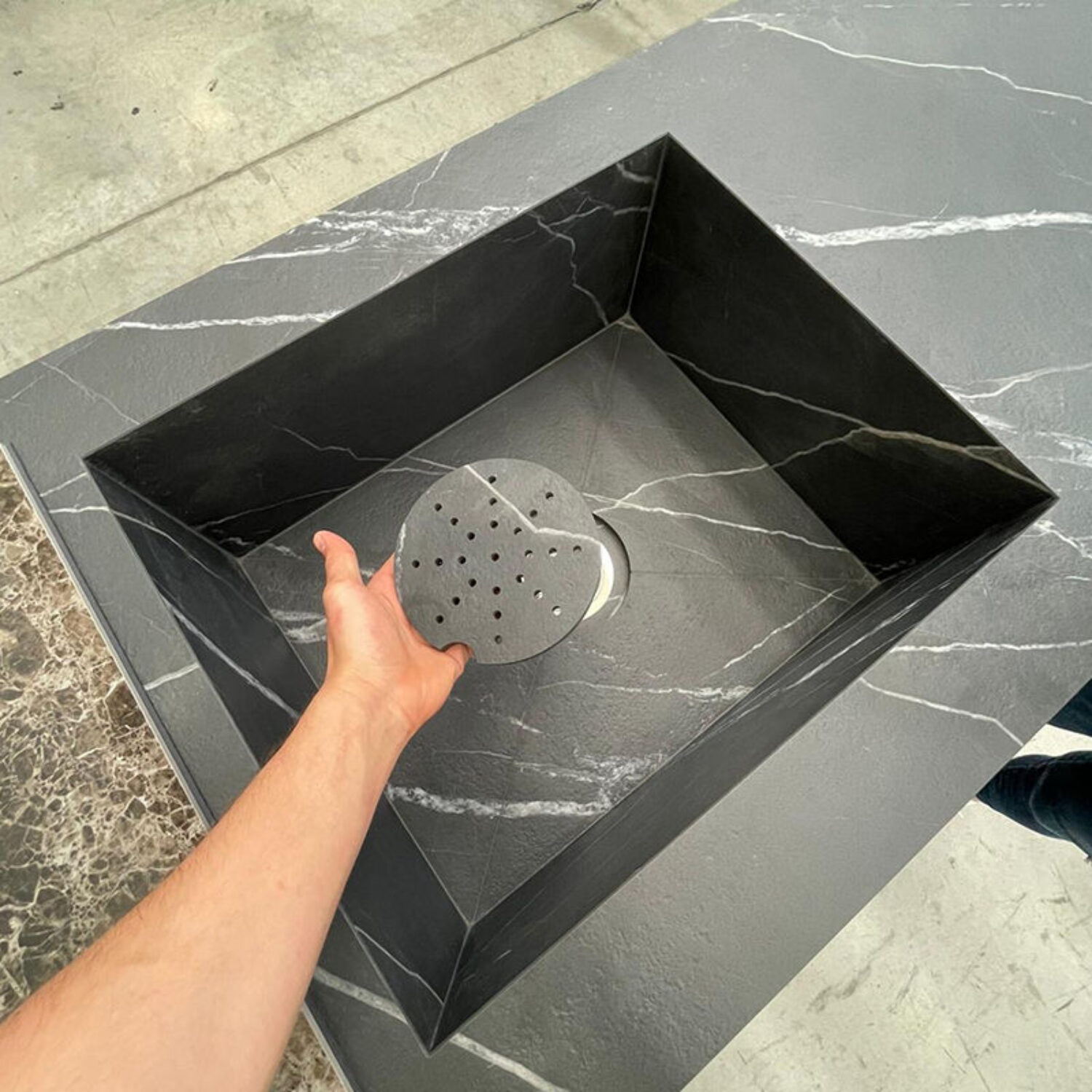 umywalki-ze-spiekow-kamieni-konglomeratow-zlewy-zlewozmywaki-zitegrowane-lite-z-blatem-03