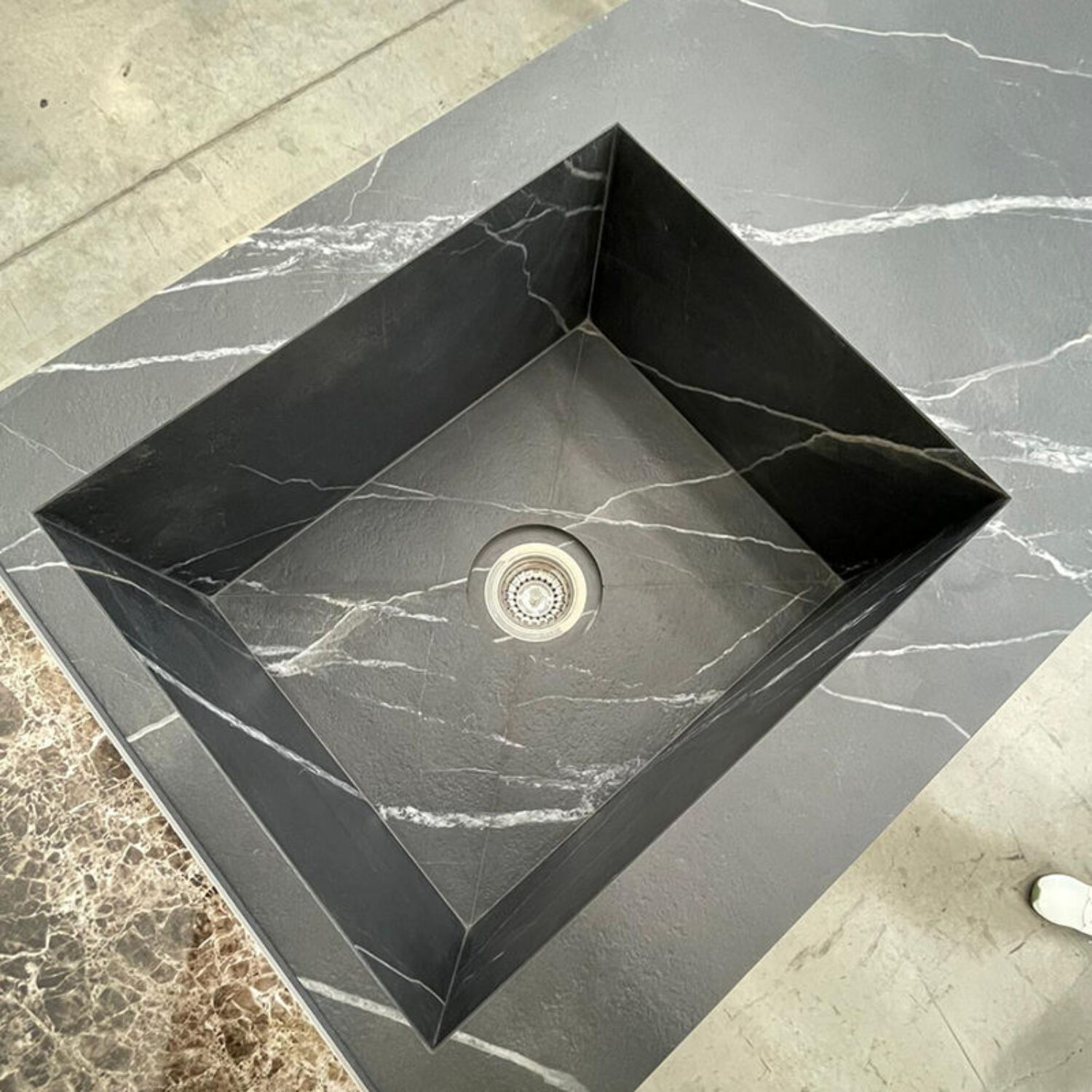 umywalki-ze-spiekow-kamieni-konglomeratow-zlewy-zlewozmywaki-zitegrowane-lite-z-blatem-04