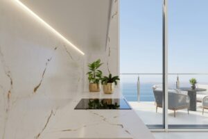 bialy_konglomerat_z_zlotymi_i_szarymi_zyllami_Silestone_n-sphere_Centrum_Spiekow-kitchen-eu-le-chic-versailles-ivory-plano-detalle-2-min
