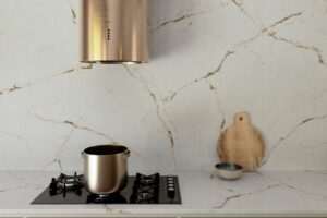 bialy_konglomerat_z_zlotymi_i_szarymi_zyllami_Silestone_n-sphere_Centrum_Spiekow-kitchen-na-le-chic-versailles-ivory-plano-detalle-min