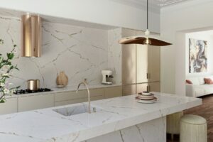 bialy_konglomerat_z_zlotymi_i_szarymi_zyllami_Silestone_n-sphere_Centrum_Spiekow-kitchen-na-le-chic-versailles-ivory-plano-general-min