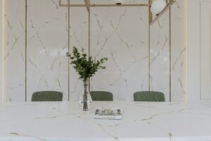 bialy_konglomerat_z_zlotymi_i_szarymi_zyllami_Silestone_n-sphere_Centrum_Spiekow-living-room-eu-le-chic-versailles-ivory-detalle-1-min