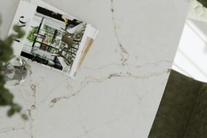 bialy_konglomerat_z_zlotymi_i_szarymi_zyllami_Silestone_n-sphere_Centrum_Spiekow-living-room-eu-le-chic-versailles-ivory-detalle-2-min