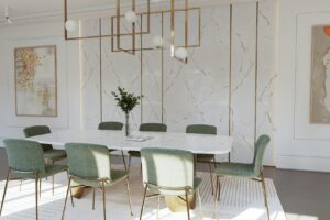 bialy_konglomerat_z_zlotymi_i_szarymi_zyllami_Silestone_n-sphere_Centrum_Spiekow-living-room-eu-le-chic-versailles-ivory-plano-general-min