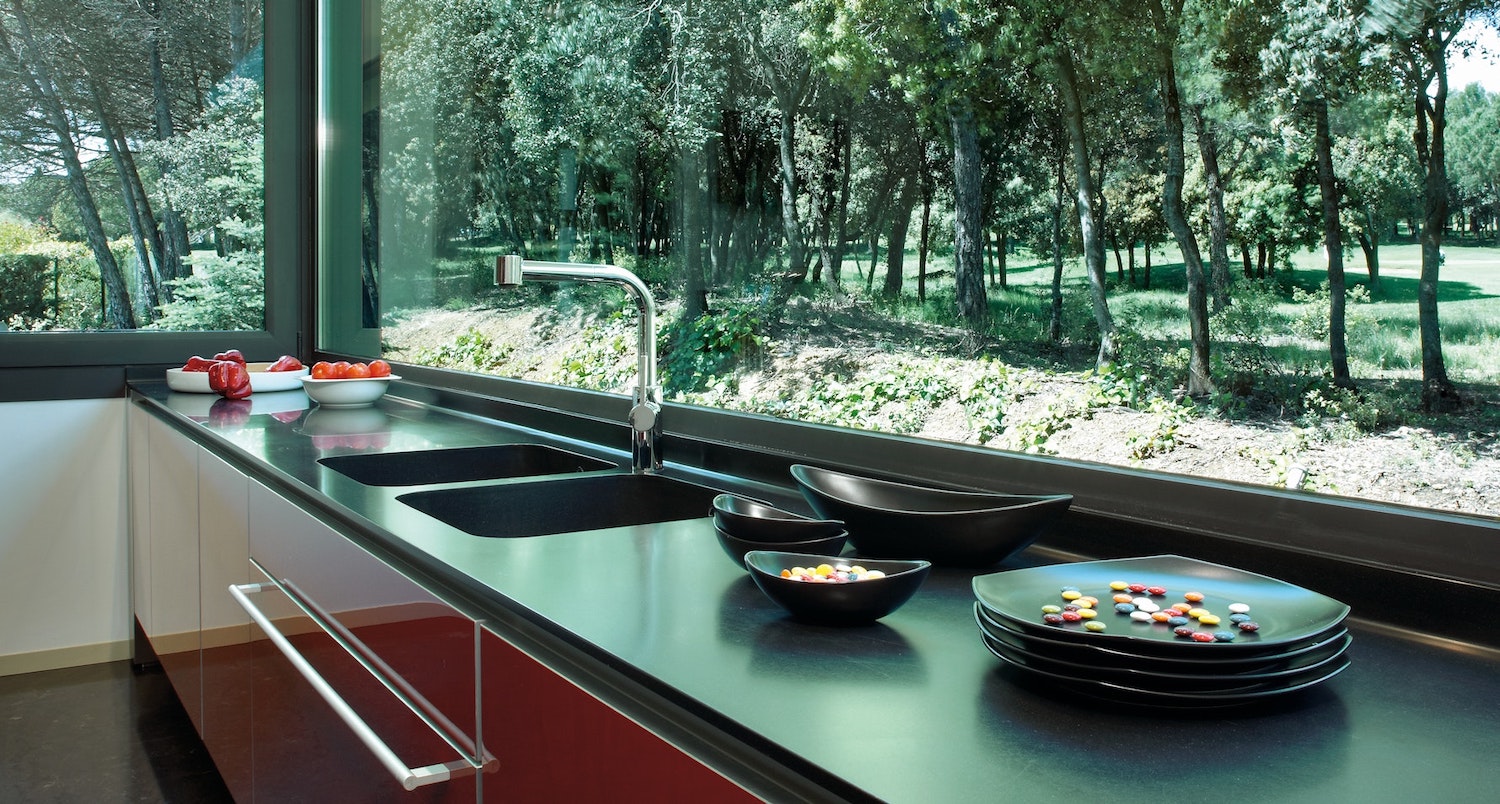 elegancki_czarny_z_polyskujacymi_kropkami_Silestone_n-sphere_Centrum_Spiekow-konglomerat-02-min elegancki_czarny_z_polyskujacymi_kropkami_Silestone_n-sphere_Centrum_Spiekow-konglomerat-02-min