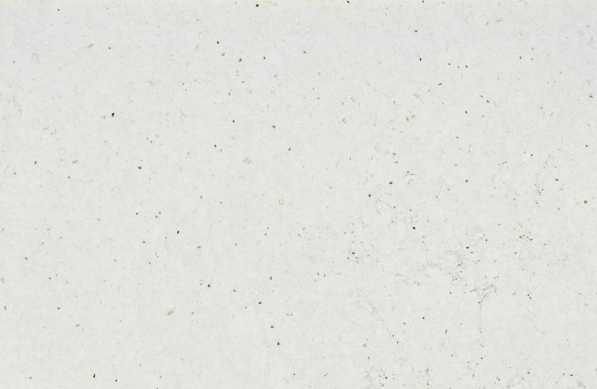 kremowy_z_naturalnymi_drobinkami_Silestone_n-sphere_Centrum_Spiekow-min