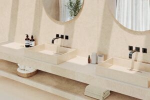 spiek_kwarcowy_authority_beige_beżowy_minimalistyczny_wzór_do_eleganckich_kuchni_łazienek_i_wnętrz_nowoczesnych-min