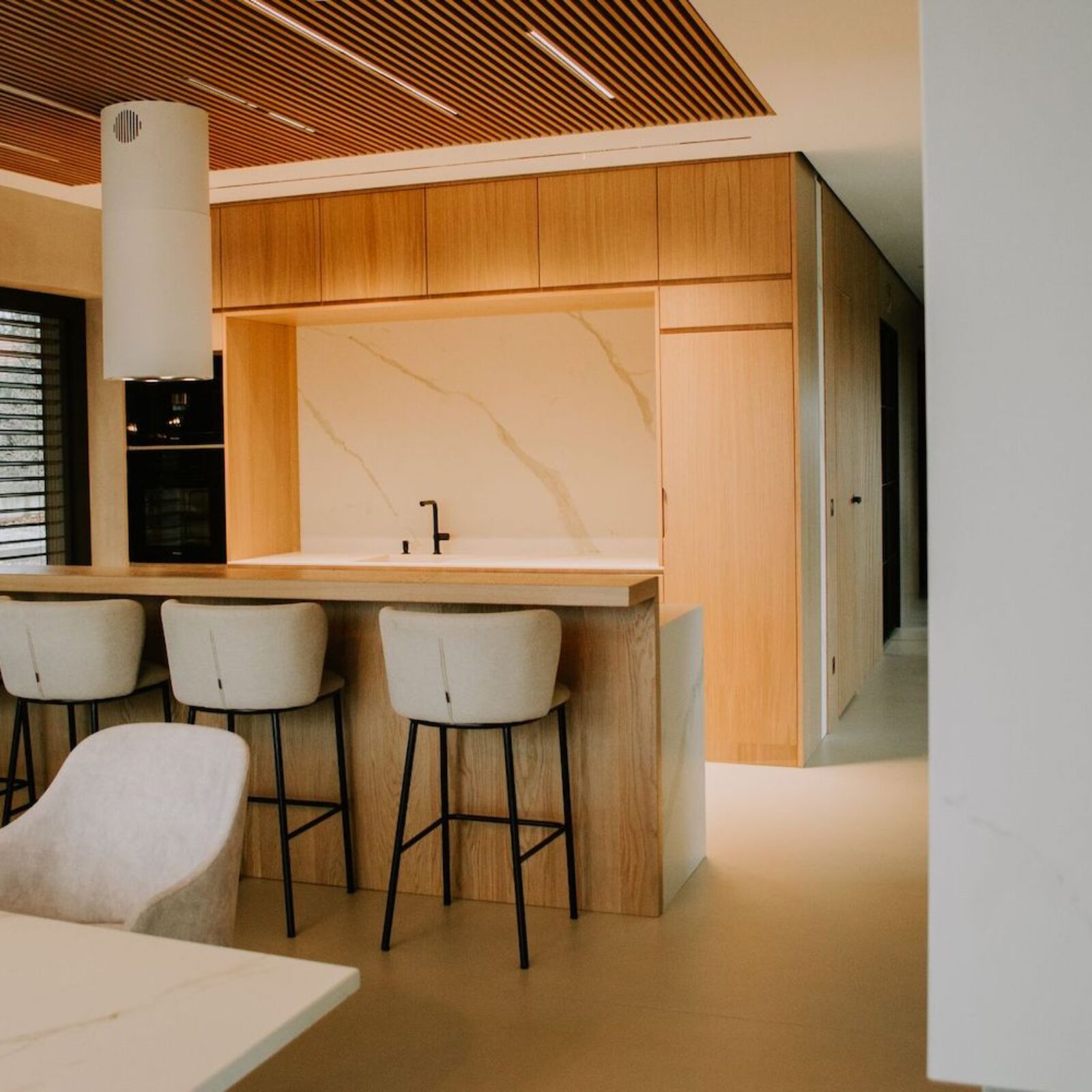 n-sphere-Showroom-Wnetrz-Calacatta-Estatuario-Spiek-Kwarcowy-Bialy-z-Zylka-Realizacja-n-sphere-Wykonawstwo-Spieki-Kwarcowe_0133-2-min