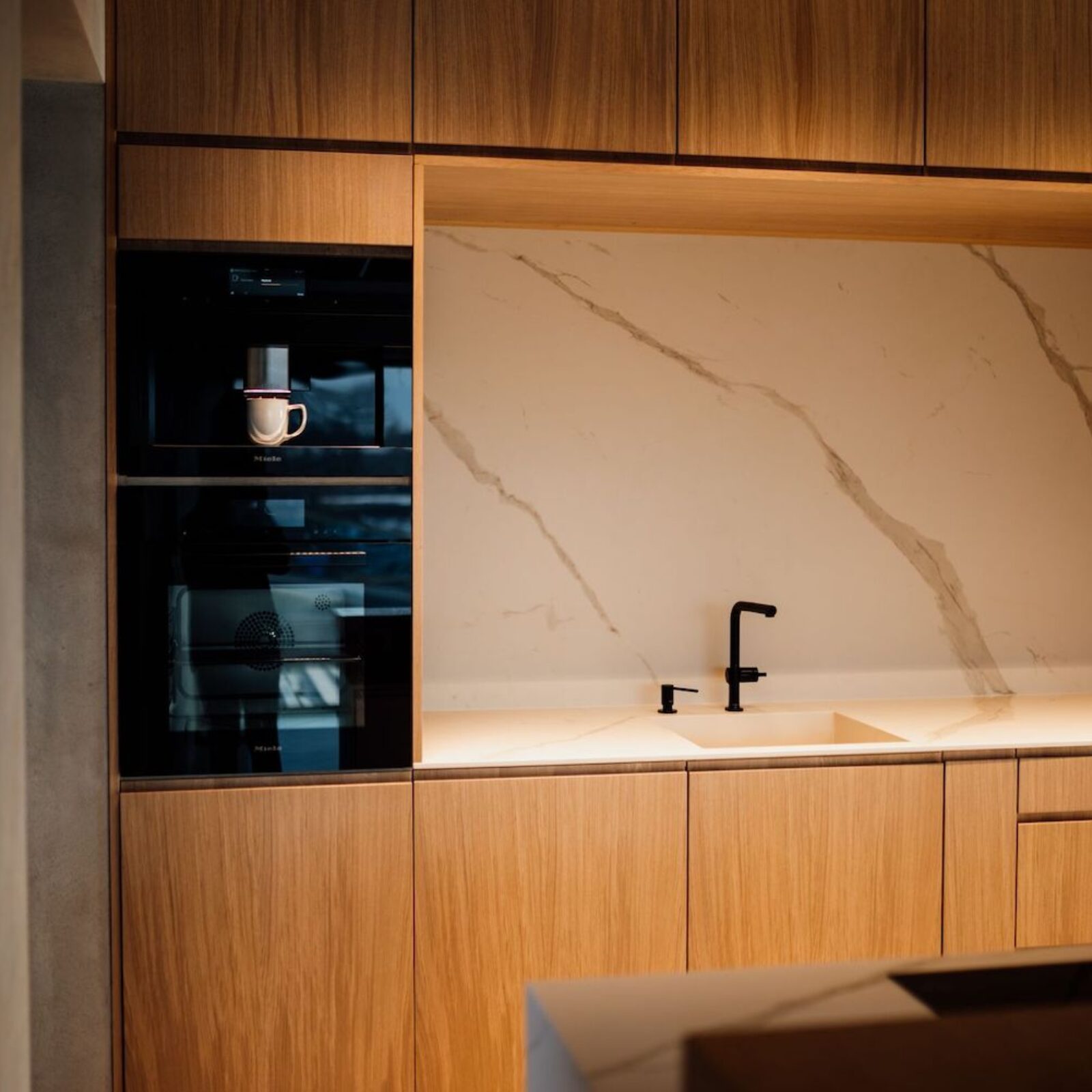 n-sphere-Showroom-Wnetrz-Calacatta-Estatuario-Spiek-Kwarcowy-Bialy-z-Zylka-Realizacja-n-sphere-Wykonawstwo-Spieki-Kwarcowe_5576-2-min