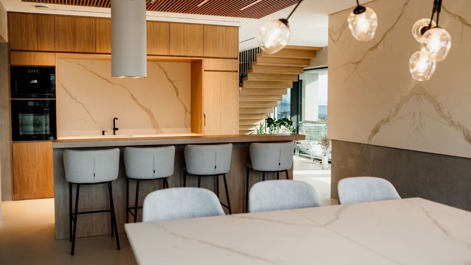 n-sphere-Showroom-Wnetrz-Calacatta-Estatuario-Spiek-Kwarcowy-Bialy-z-Zylka-Realizacja-n-sphere-Wykonawstwo-Spieki-Kwarcowe_5584-2-min
