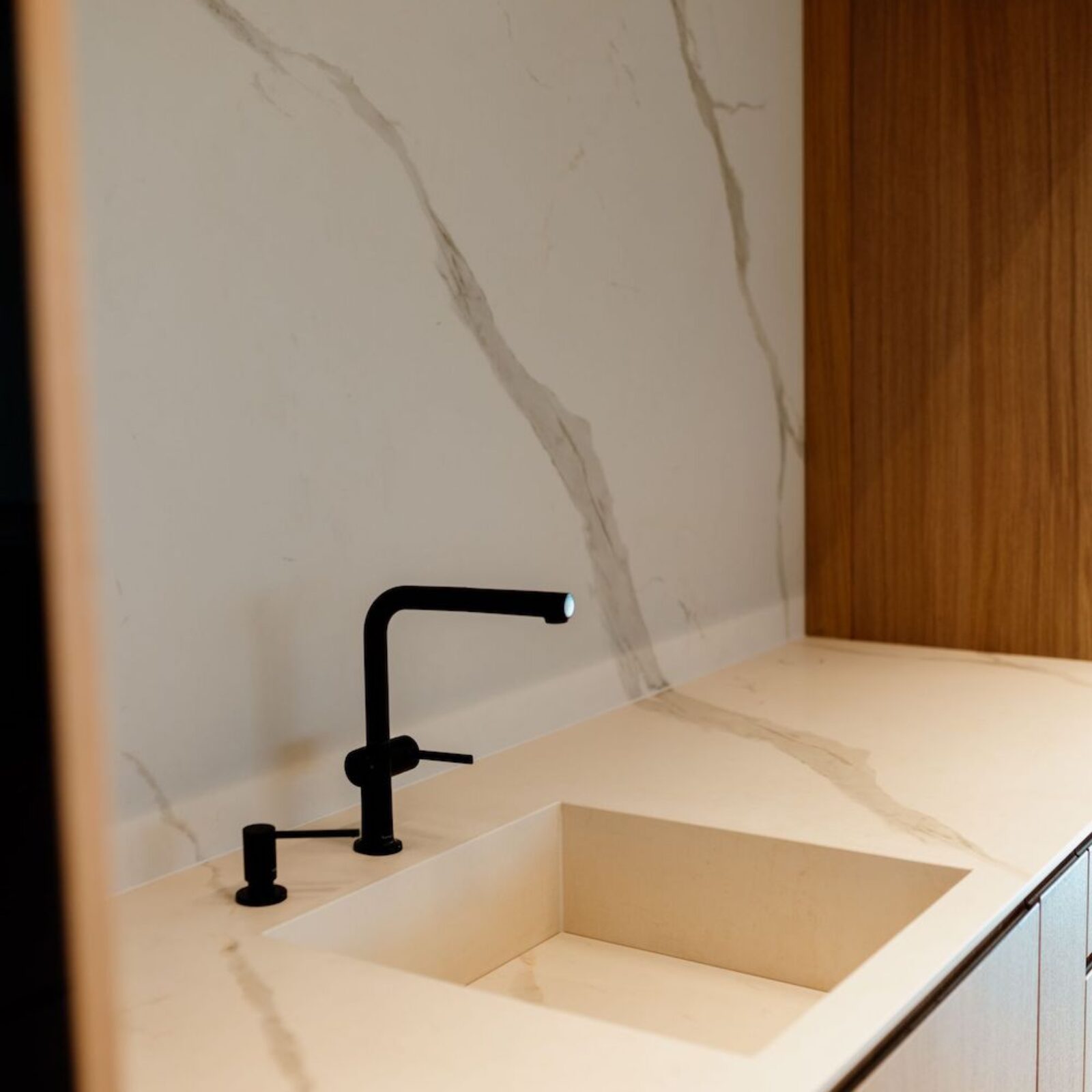 n-sphere-Showroom-Wnetrz-Calacatta-Estatuario-Spiek-Kwarcowy-Bialy-z-Zylka-Realizacja-n-sphere-Wykonawstwo-Spieki-Kwarcowe_5715-min