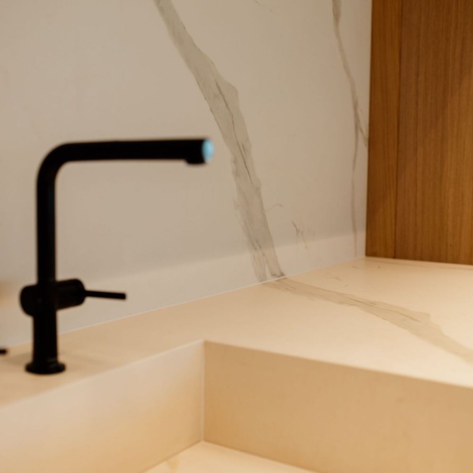 n-sphere-Showroom-Wnetrz-Calacatta-Estatuario-Spiek-Kwarcowy-Bialy-z-Zylka-Realizacja-n-sphere-Wykonawstwo-Spieki-Kwarcowe_5729-min