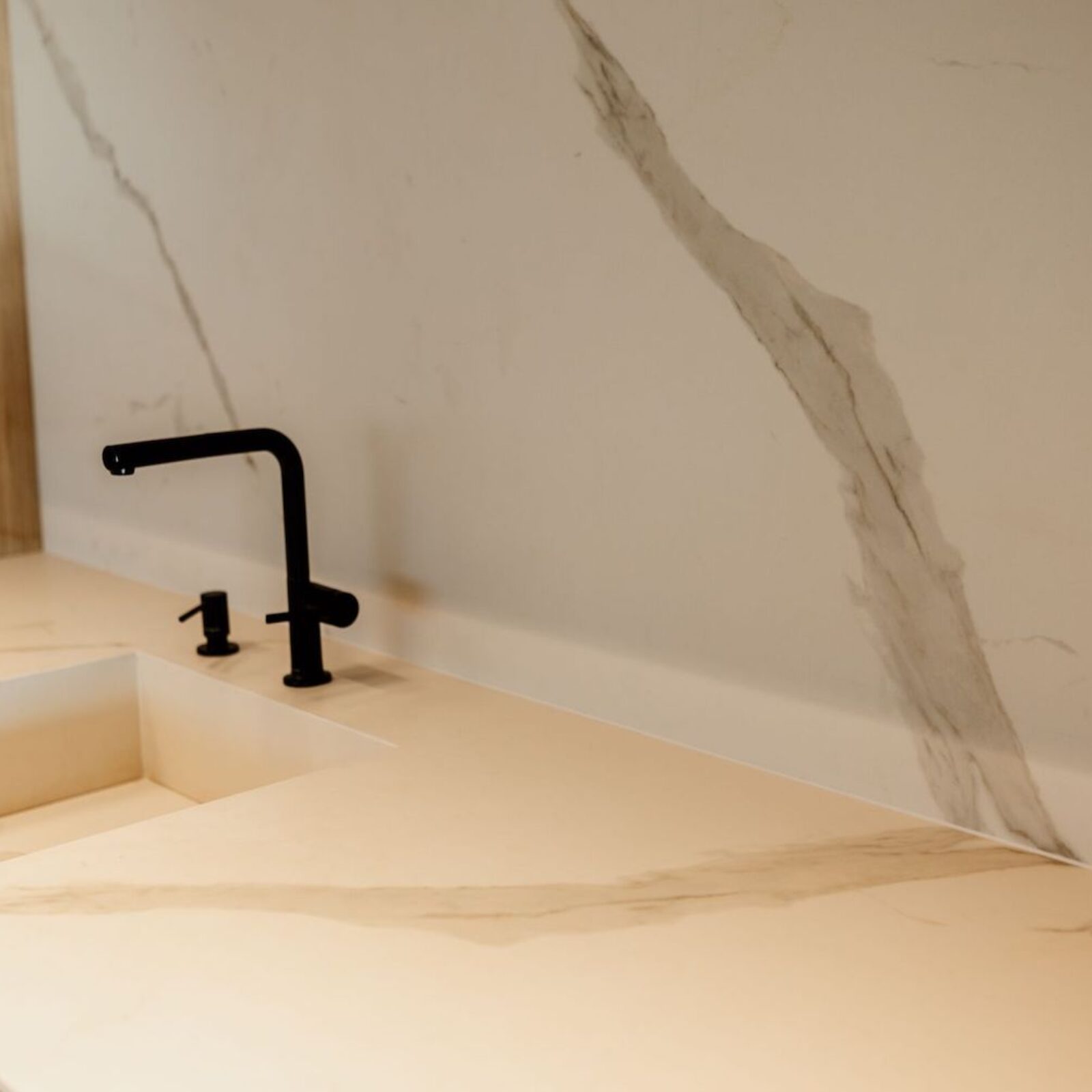 n-sphere-Showroom-Wnetrz-Calacatta-Estatuario-Spiek-Kwarcowy-Bialy-z-Zylka-Realizacja-n-sphere-Wykonawstwo-Spieki-Kwarcowe_5736-min