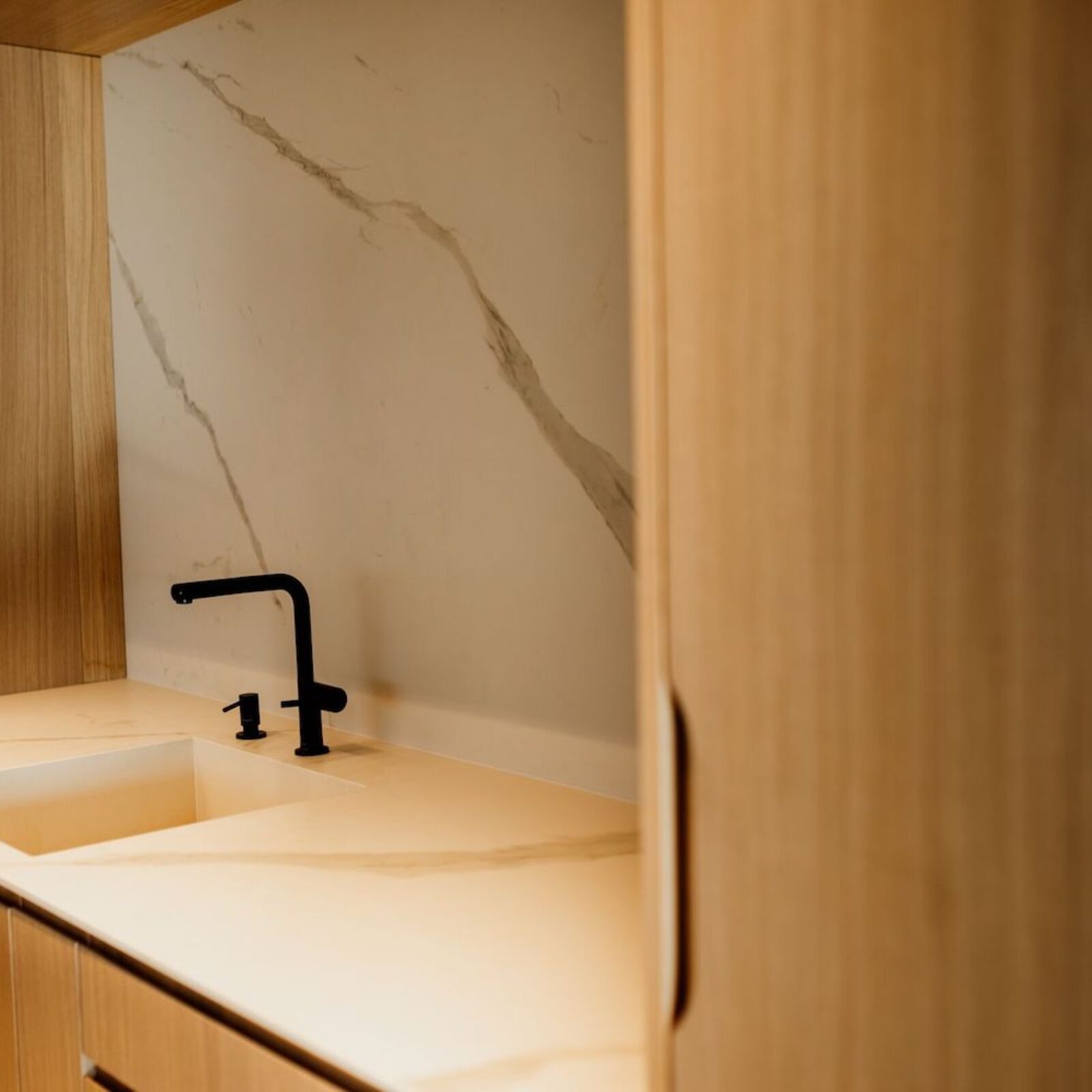 n-sphere-Showroom-Wnetrz-Calacatta-Estatuario-Spiek-Kwarcowy-Bialy-z-Zylka-Realizacja-n-sphere-Wykonawstwo-Spieki-Kwarcowe_5739-min