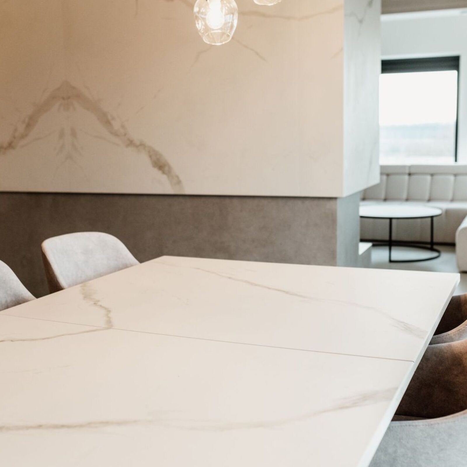 n-sphere-Showroom-Wnetrz-Calacatta-Estatuario-Spiek-Kwarcowy-Bialy-z-Zylka-Realizacja-n-sphere-Wykonawstwo-Spieki-Kwarcowe_5878-min