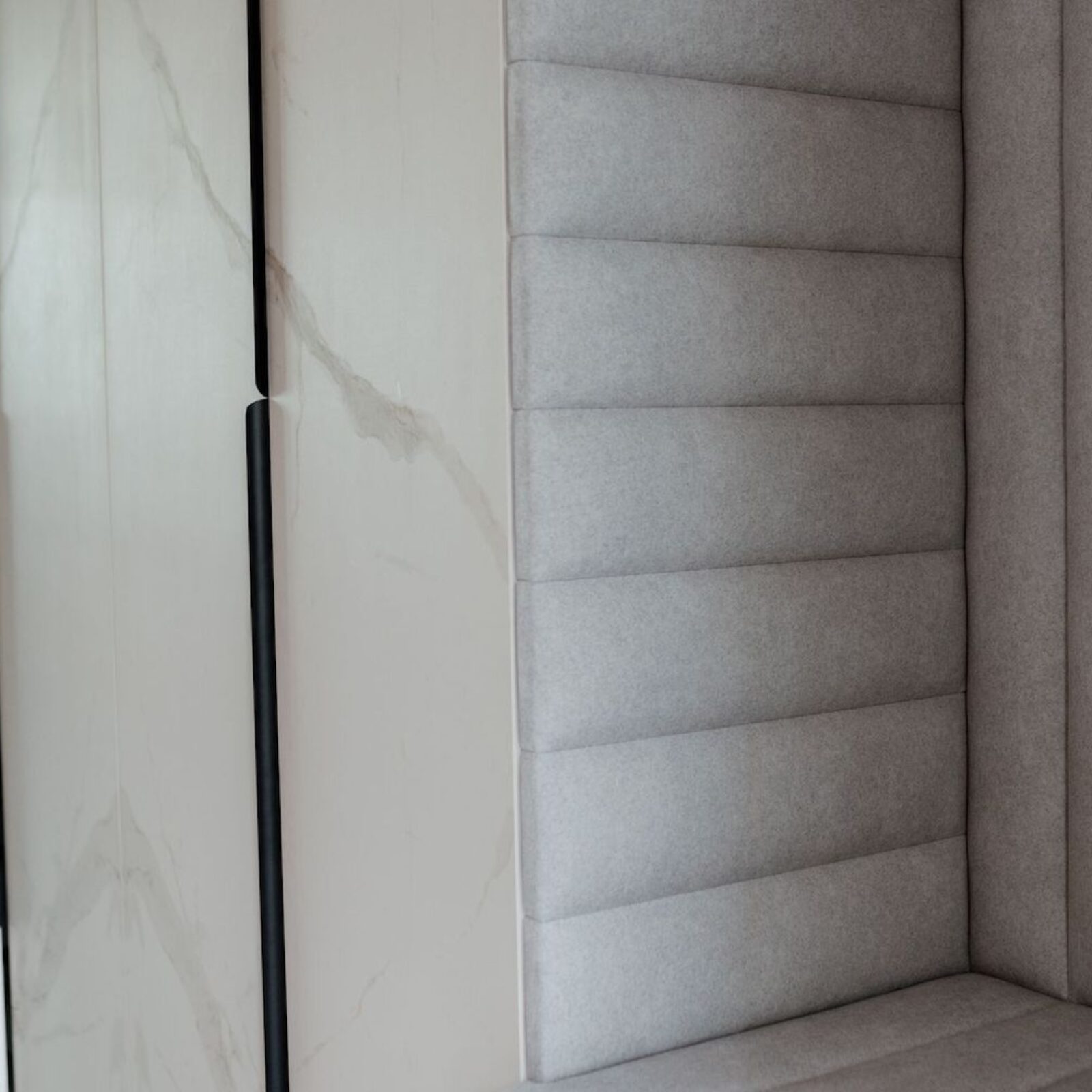 n-sphere-Showroom-Wnetrz-Calacatta-Estatuario-Spiek-Kwarcowy-Bialy-z-Zylka-Realizacja-n-sphere-Wykonawstwo-Spieki-Kwarcowe_5969-min