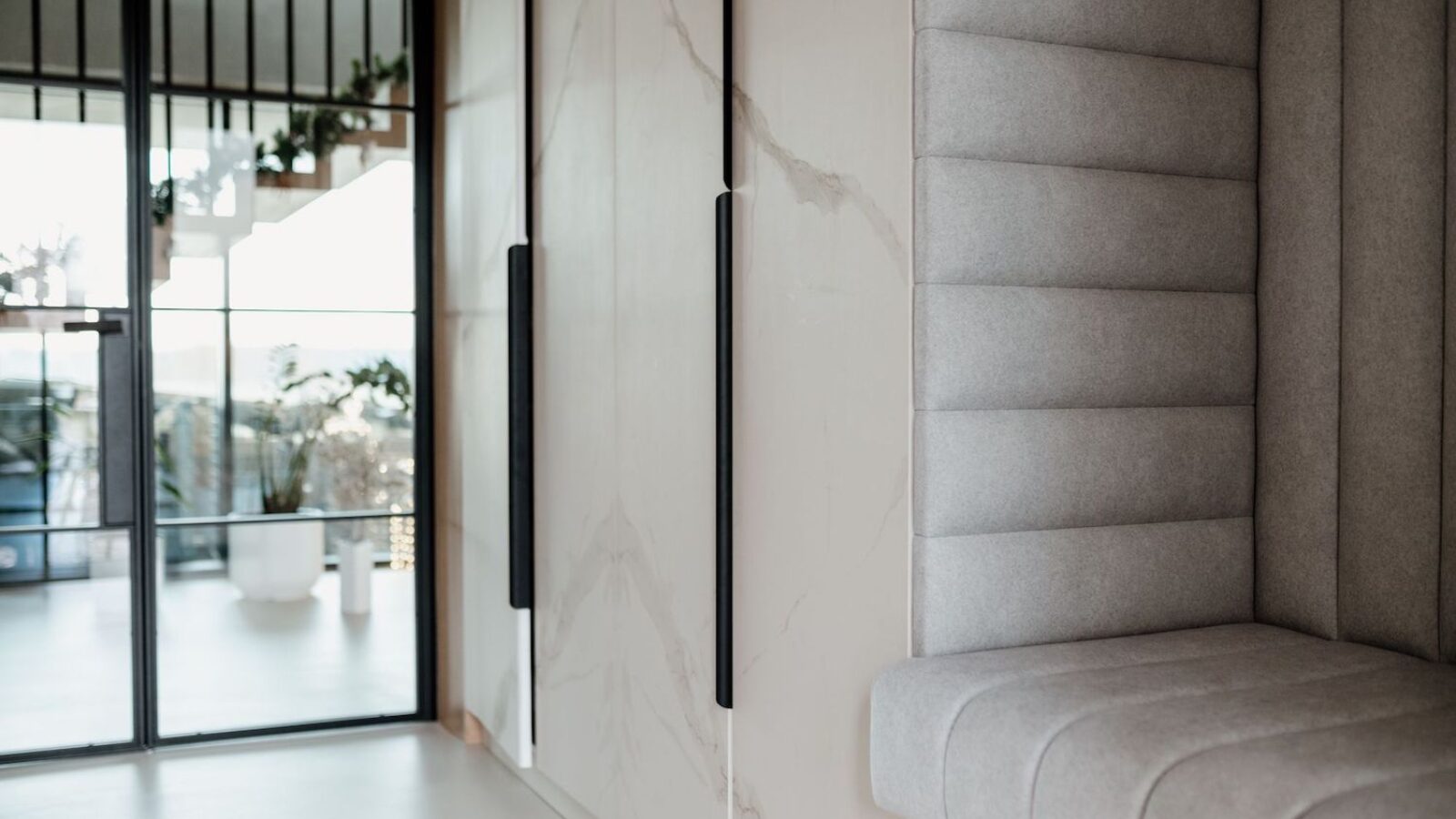 n-sphere-Showroom-Wnetrz-Calacatta-Estatuario-Spiek-Kwarcowy-Bialy-z-Zylka-Realizacja-n-sphere-Wykonawstwo-Spieki-Kwarcowe_5970-2-min