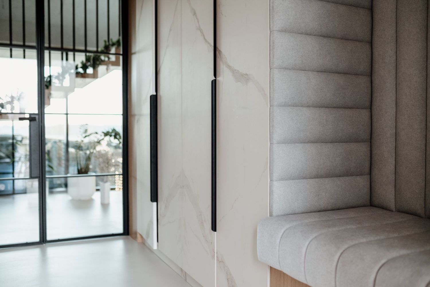 n-sphere-Showroom-Wnetrz-Calacatta-Estatuario-Spiek-Kwarcowy-Bialy-z-Zylka-Realizacja-n-sphere-Wykonawstwo-Spieki-Kwarcowe_5970-2-min