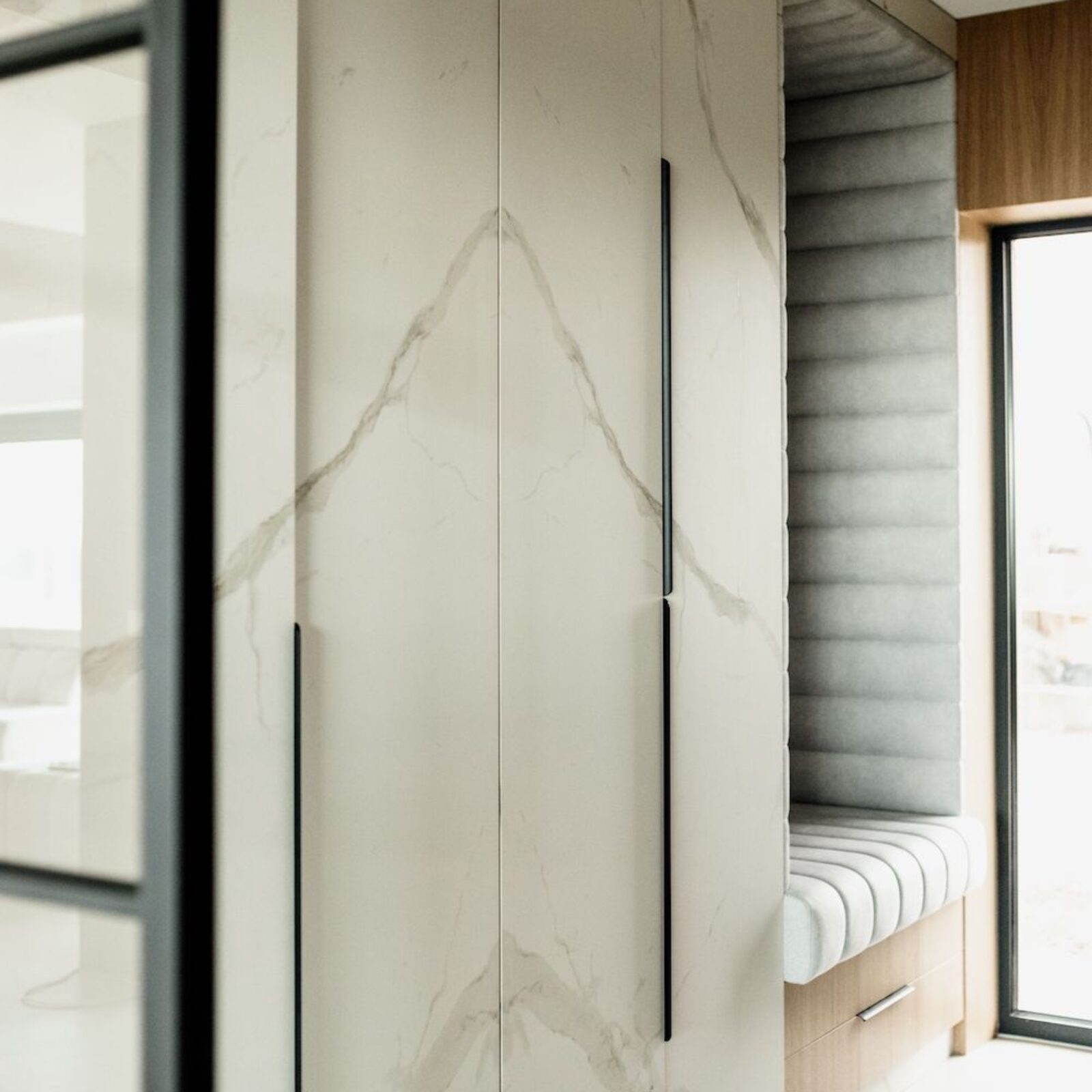 n-sphere-Showroom-Wnetrz-Calacatta-Estatuario-Spiek-Kwarcowy-Bialy-z-Zylka-Realizacja-n-sphere-Wykonawstwo-Spieki-Kwarcowe_5978-min