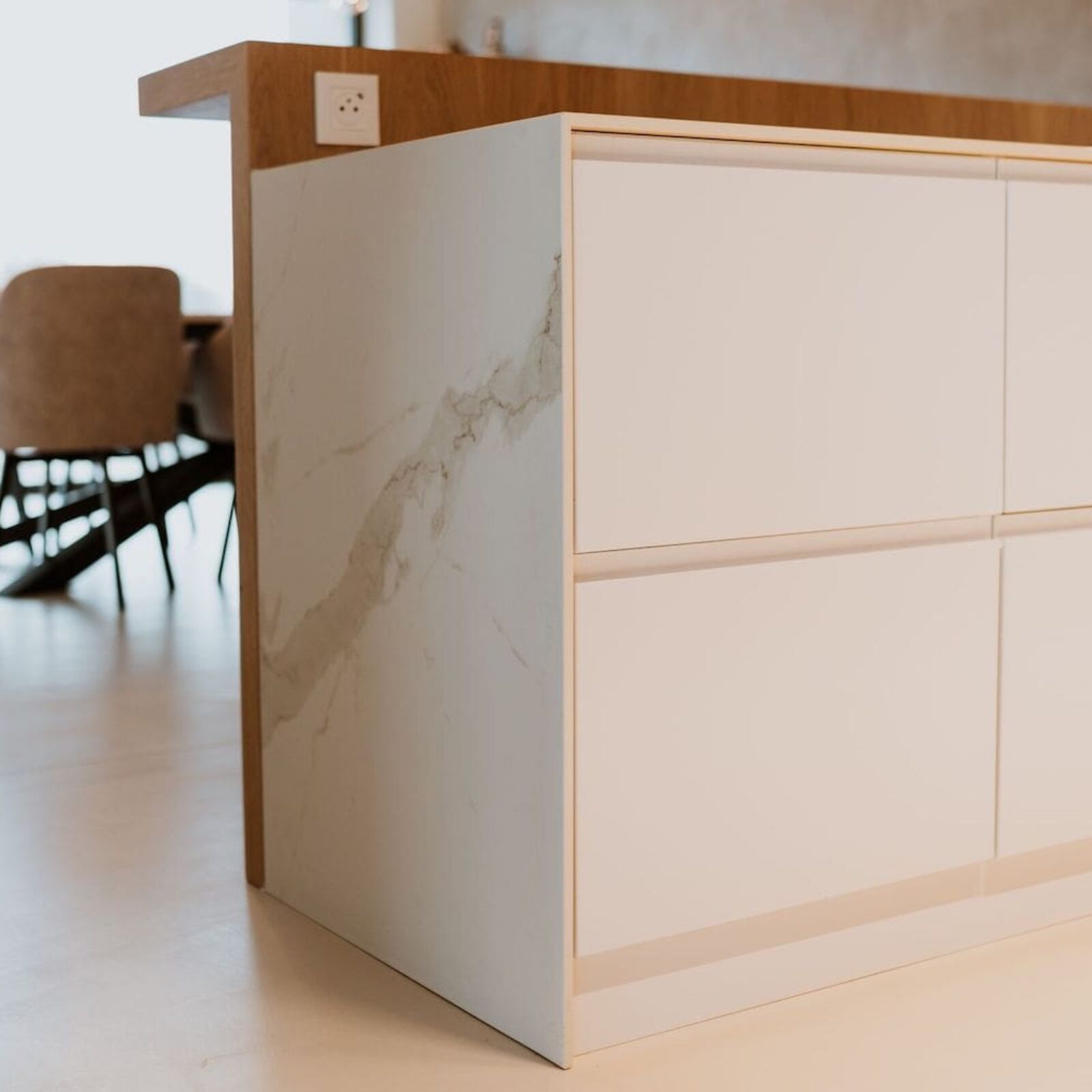 n-sphere-Showroom-Wnetrz-Calacatta-Estatuario-Spiek-Kwarcowy-Bialy-z-Zylka-Realizacja-n-sphere-Wykonawstwo-Spieki-Kwarcowe_5994-min