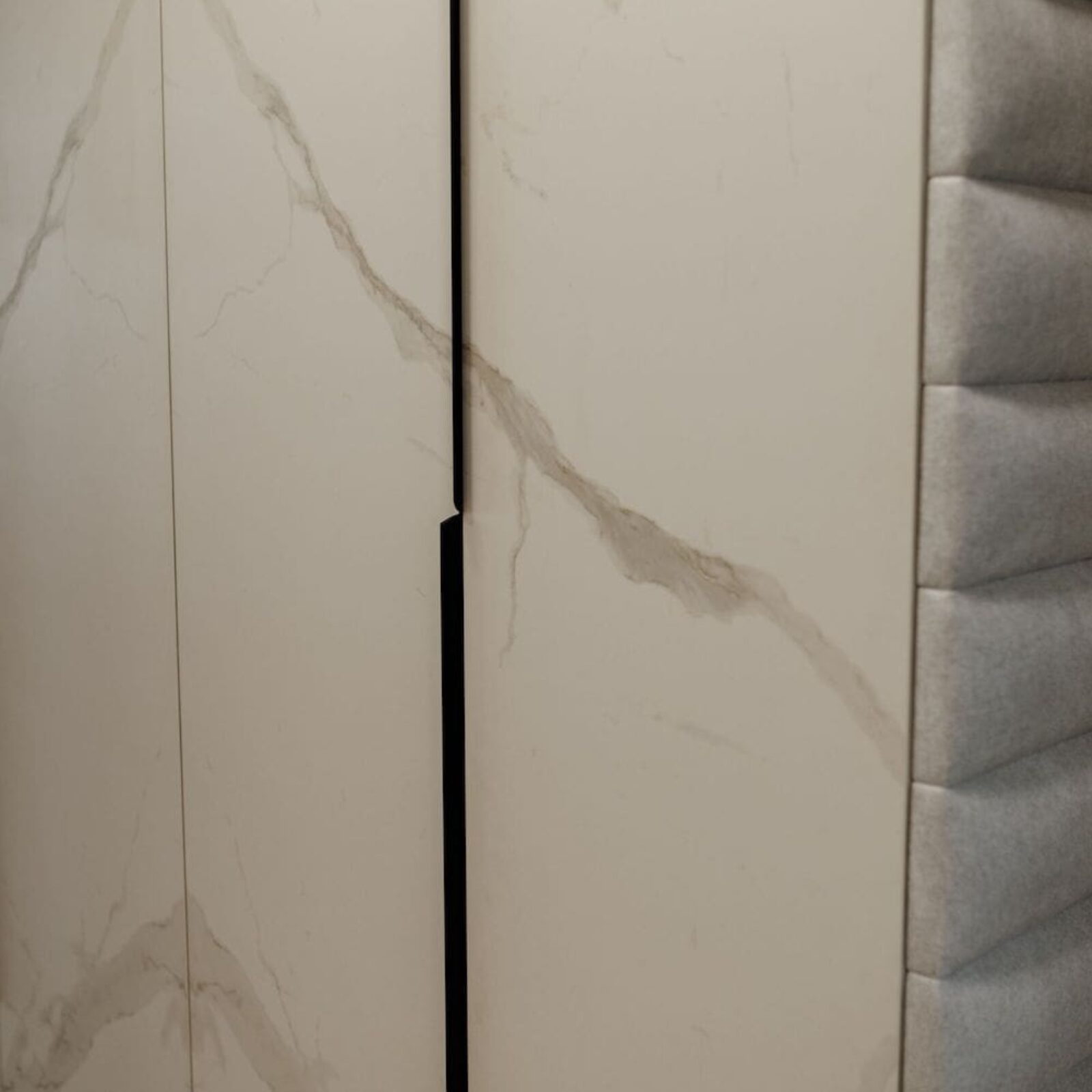 n-sphere-Showroom-Wnetrz-Calacatta-Estatuario-Spiek-Kwarcowy-Bialy-z-Zylka-Realizacja-n-sphere-Wykonawstwo-Spieki-Kwarcowe_6007-min