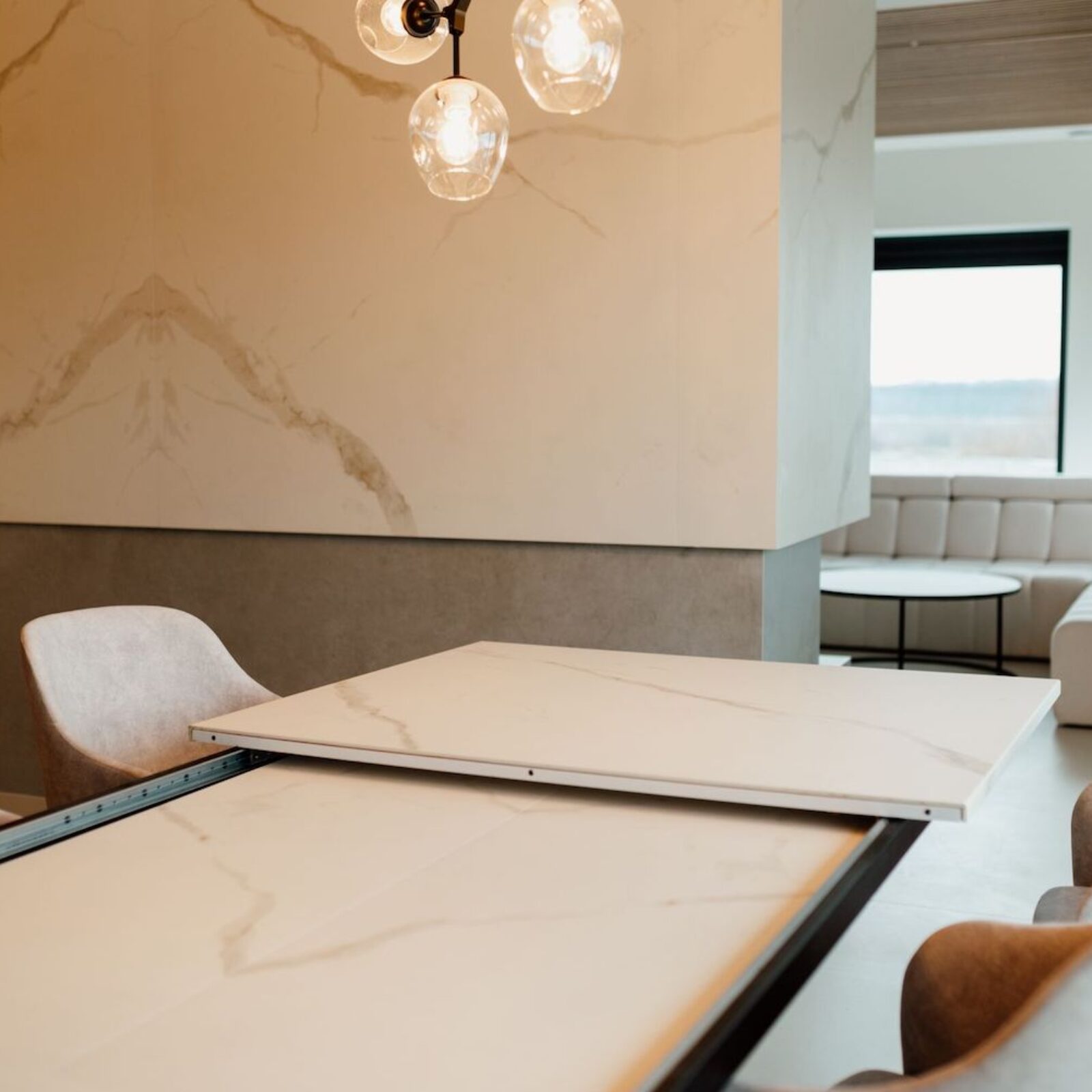 n-sphere-Showroom-Wnetrz-Calacatta-Estatuario-Spiek-Kwarcowy-Bialy-z-Zylka-Realizacja-n-sphere-Wykonawstwo-Spieki-Kwarcowe_6053-min