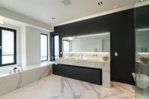 Spiek-kwarcowy-Laminam-bianco-statuario-bialy-z-wyrazista-szara-zyla-n-sphere-centrum-Spiekow-i-Kamienia-1-min