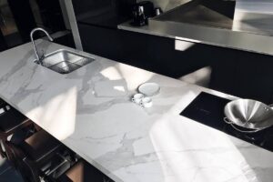 Spiek-kwarcowy-Laminam-bianco-statuario-bialy-z-wyrazista-szara-zyla-n-sphere-centrum-Spiekow-i-Kamienia-2-min