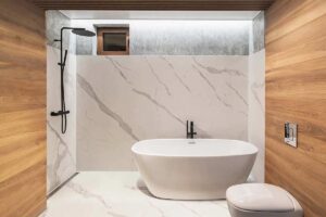 Spiek-kwarcowy-Laminam-bianco-statuario-bialy-z-wyrazista-szara-zyla-n-sphere-centrum-Spiekow-i-Kamienia-3-min