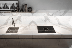 Spiek-kwarcowy-Laminam-bianco-statuario-bialy-z-wyrazista-szara-zyla-n-sphere-centrum-Spiekow-i-Kamienia-6-kopia-min