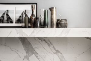 Spiek-kwarcowy-Laminam-bianco-statuario-bialy-z-wyrazista-szara-zyla-n-sphere-centrum-Spiekow-i-Kamienia-7-min