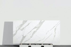 Spiek-kwarcowy-Laminam-bianco-statuario-bialy-z-wyrazista-szara-zyla-n-sphere-centrum-Spiekow-i-Kamienia-8-min